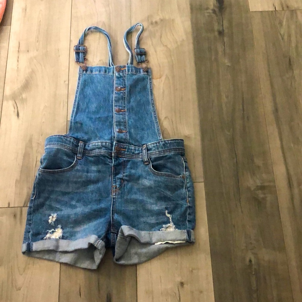 I am selling overalls size XL brand cat and Jack